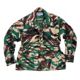 French Lizard camo, 100% cotton canvas, about 10 Oz. Printed TAP47 pattern, tan/khaki background with minimal bleed-through (= the reverse of the fabric is solid tan) Inside shoulder yoke: 100% cotton ERDL camo ripstop.